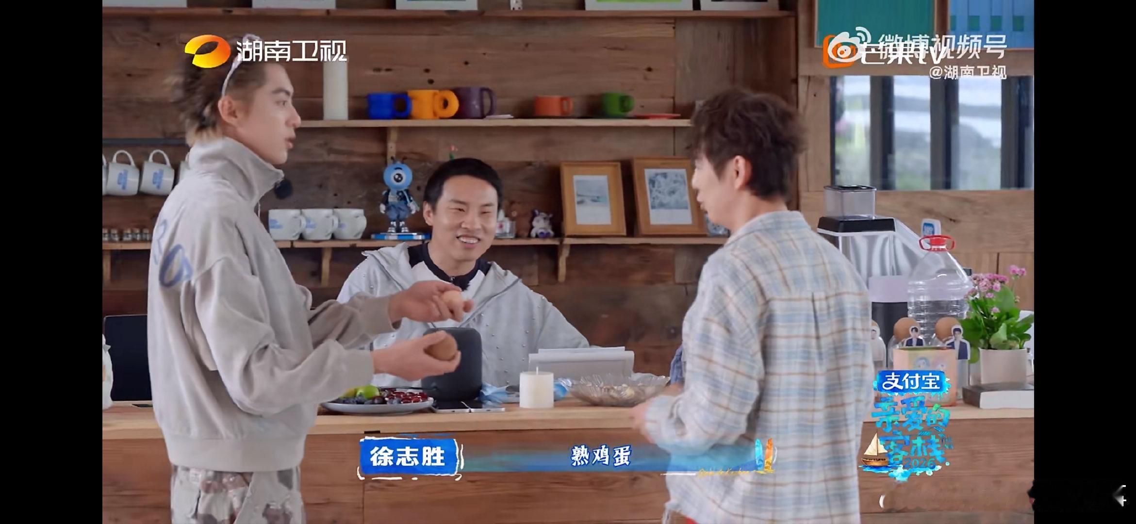 笑不活了！王鹤棣骗何炅是熟鸡蛋，一捏碎了一手，何老师也太惨了吧！谁在欺负五旬老人