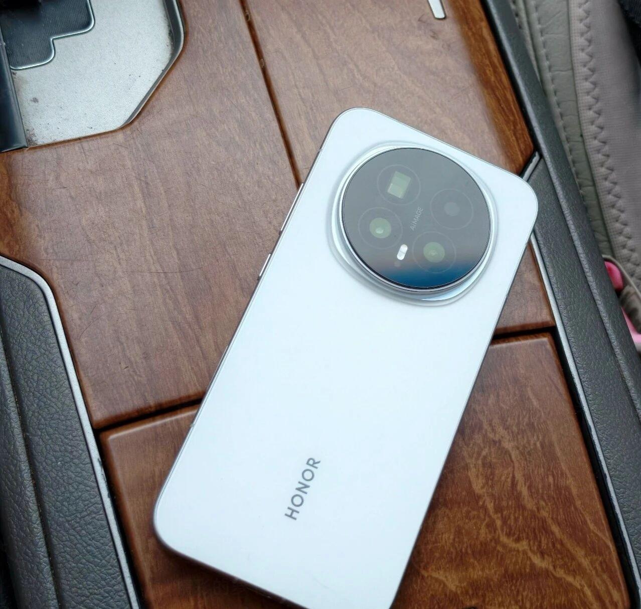 随手一拍就是质感满满！日常使用真的香！磨砂背板手感温润，不容易沾指纹。

圆形摄