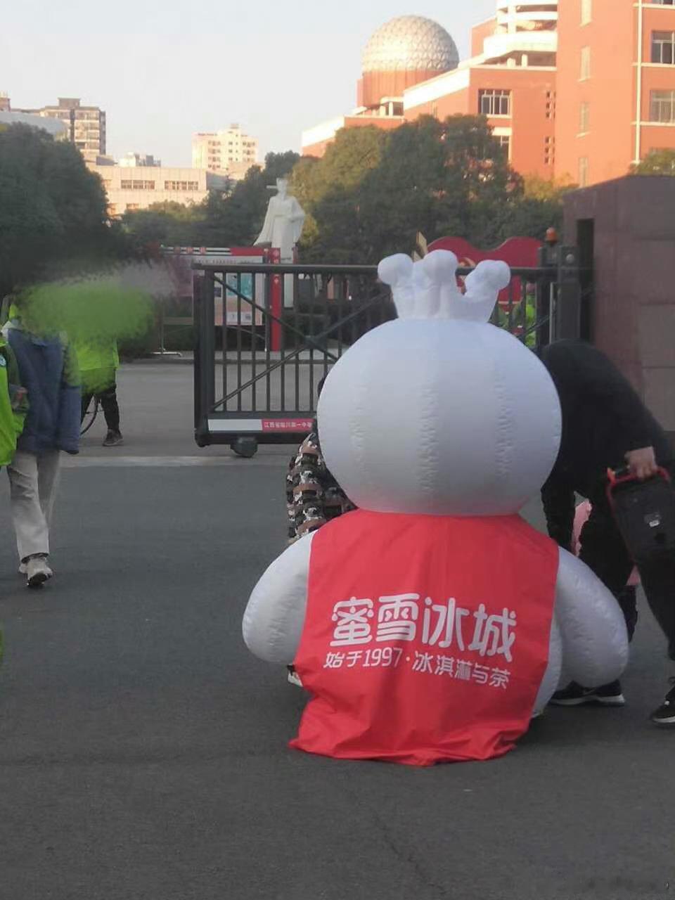 一说雪王赵大我又想起这个来了，雪王或者王的后裔（）在临川一中门口深深凝视里面的王