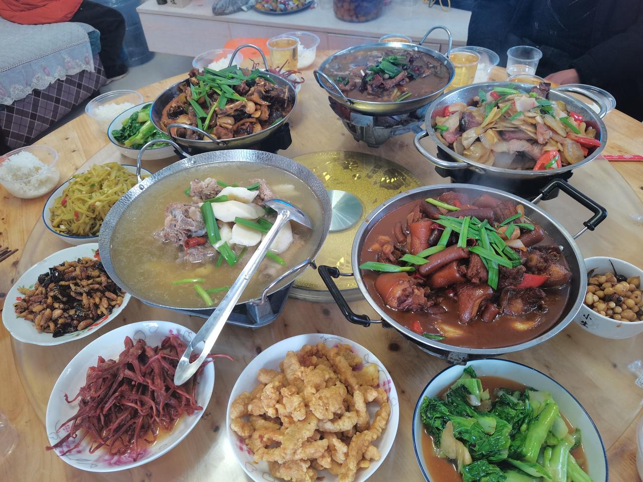 昨晚这餐归家素斋，
治愈了过大年、
攒下来的油腻感……

昨天下午，刚从老婆钟祥