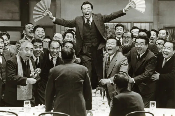 《袅袅夕阳情》里头，老师77岁大寿，宴席上身体不适倒下了，一众学生手忙脚乱要把老