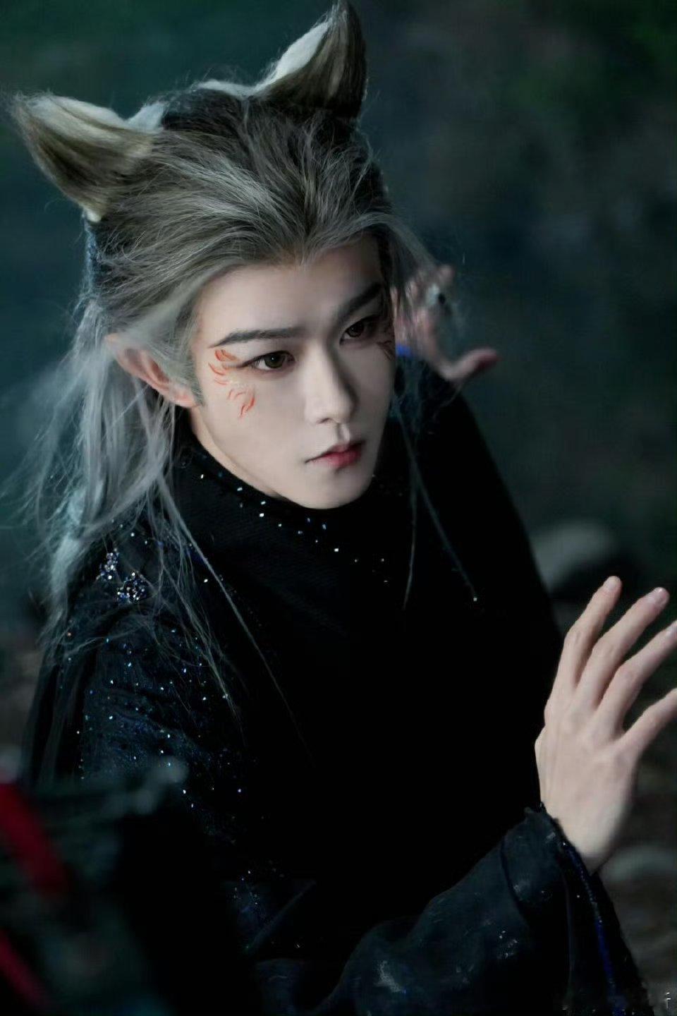 田嘉瑞完全是Bking来的田嘉瑞年下演出年上味田嘉瑞在《月鳞绮纪》里又酷又拽，妥