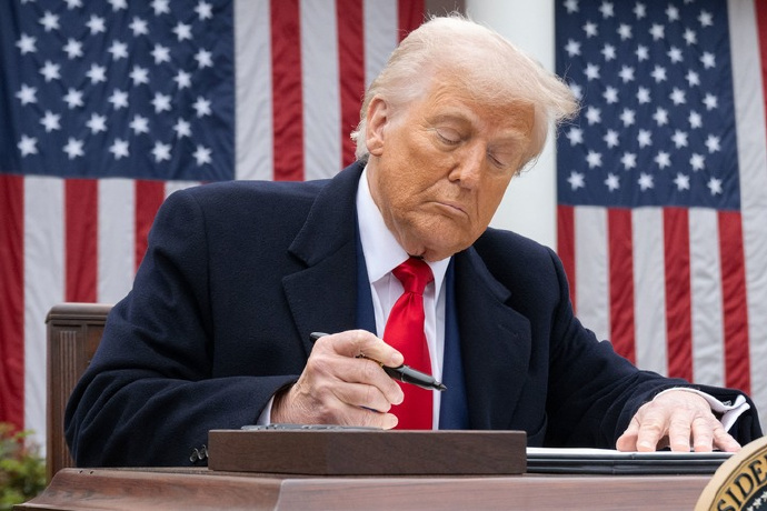 【#世界各国抨击特朗普对等关税政策#】美国总统特朗普4月2日表示，将对美国进口的