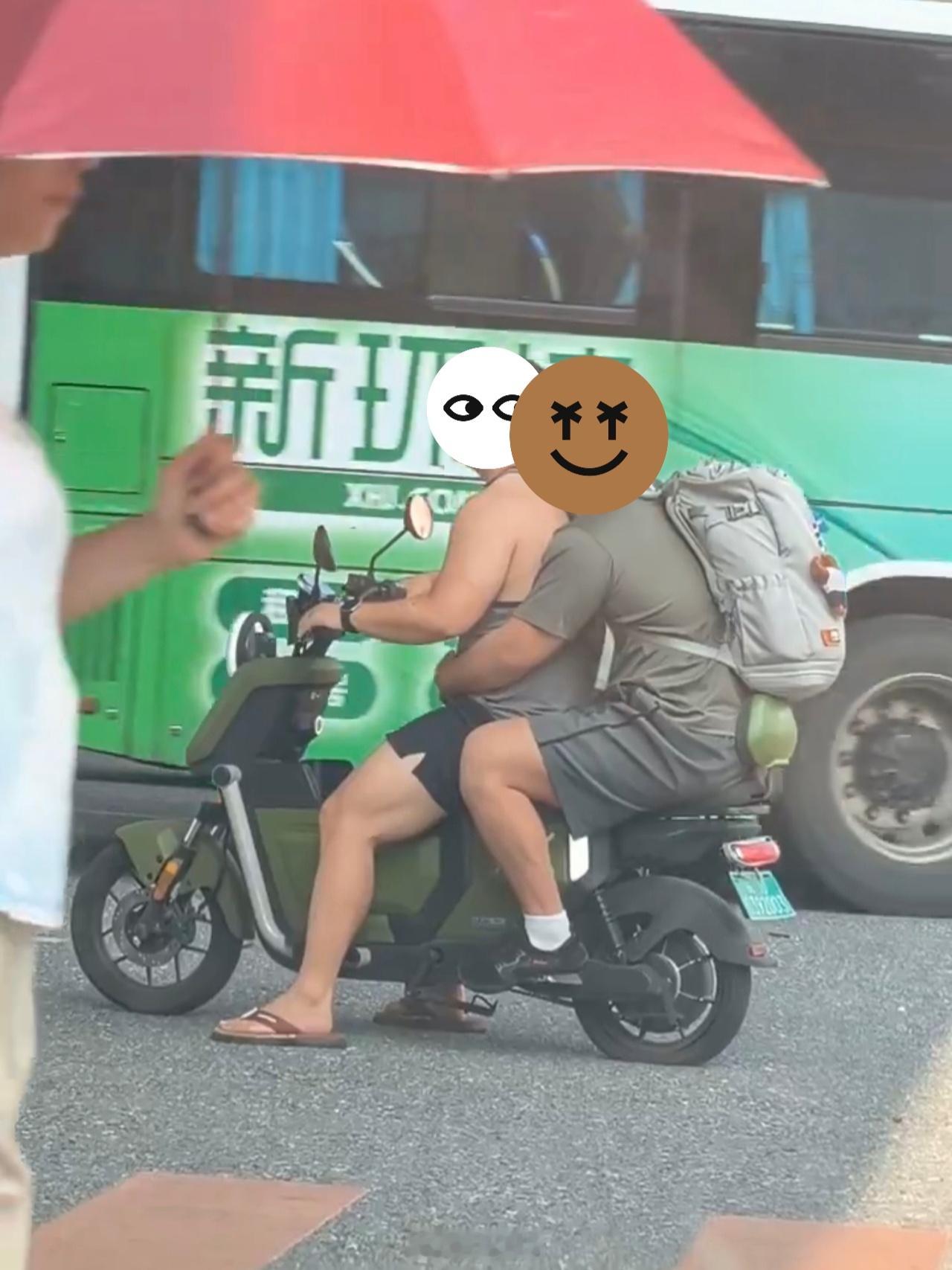 昨晚刷到一个视频，两个熊熊情侣骑单车在路上，被一个司机拍了视频发在网上嘲讽他们…