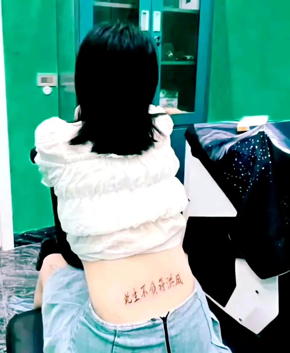 这样被男朋友甩了后真的不后悔吗？
恋爱的时候爱得死去活来
把对方名字纹身上
可感