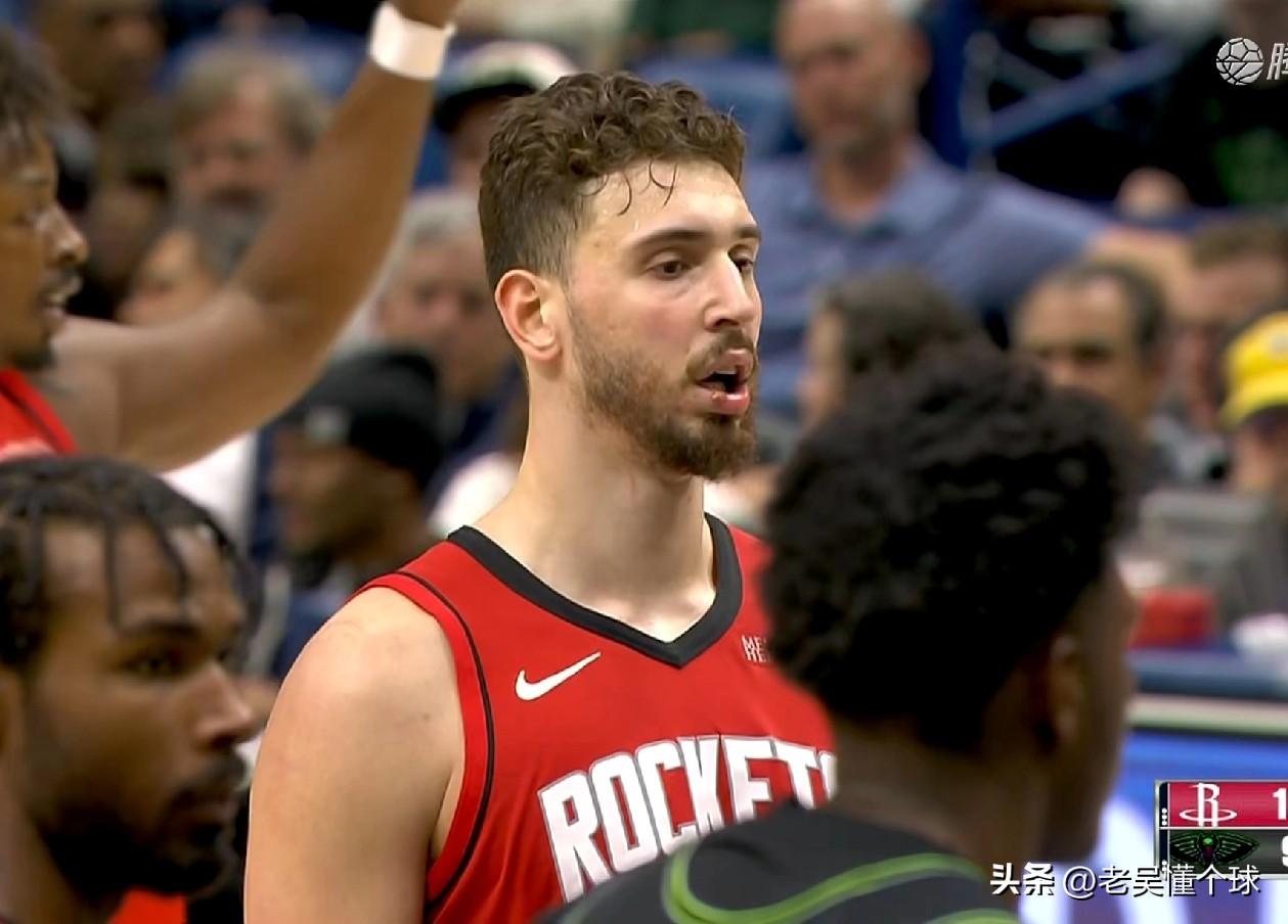 申京被换下场，无缘破纪录，似乎有点不大高兴。

火箭今天大胜鹈鹕，他们打出了一场