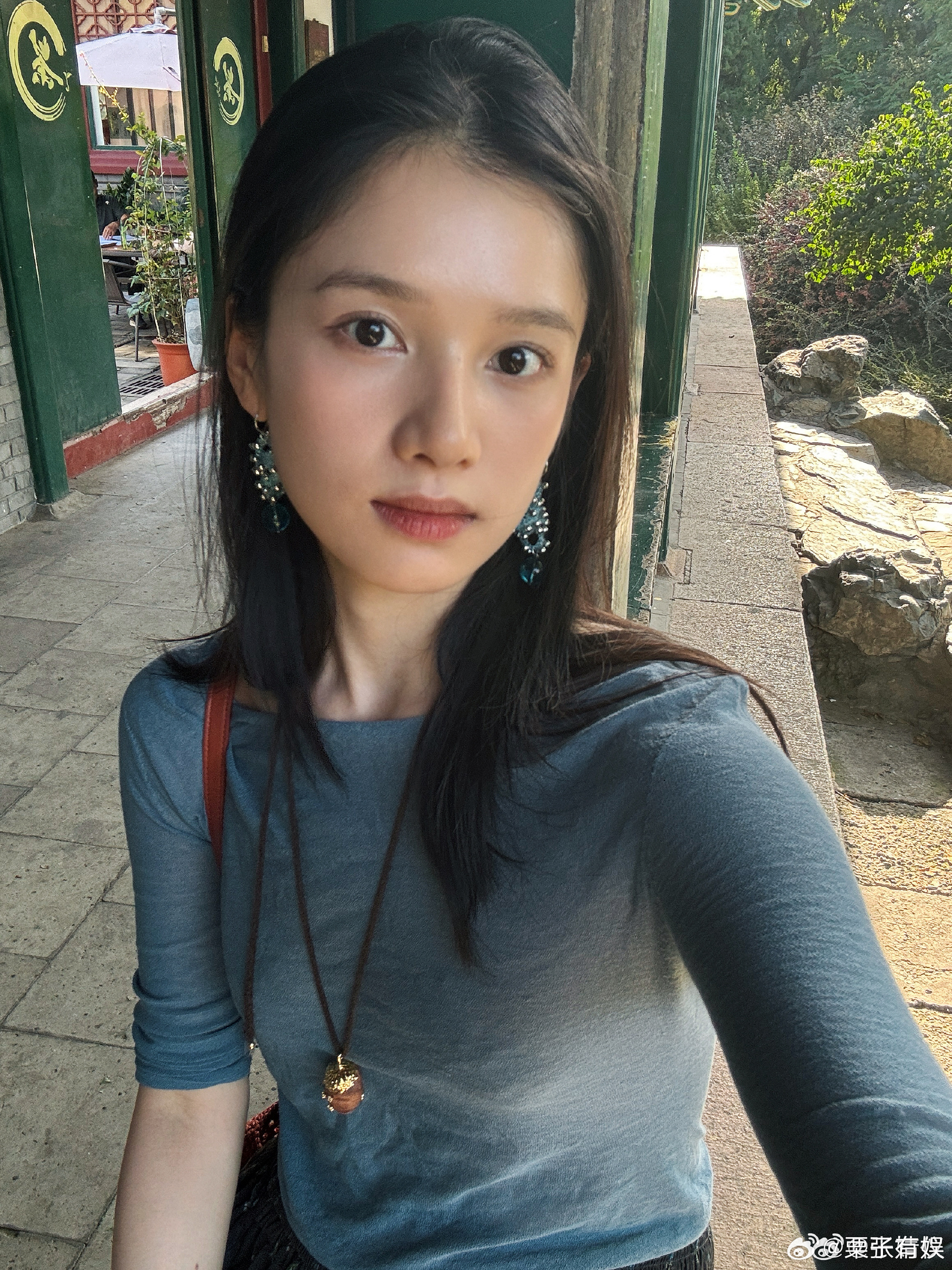 张婧仪逛公园随拍张婧仪逛公园十二宫格张婧仪逛公园随拍，好美，[送花花][送花花]
