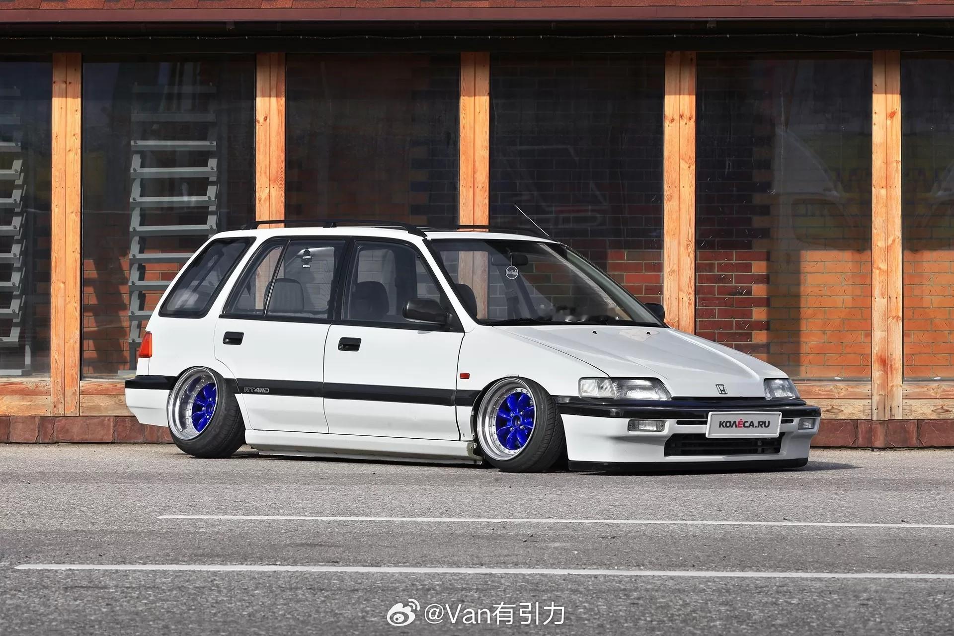 改这台三代本田Civic Shuttle还挺独辟蹊径的。原型车是介于旅行车和MP