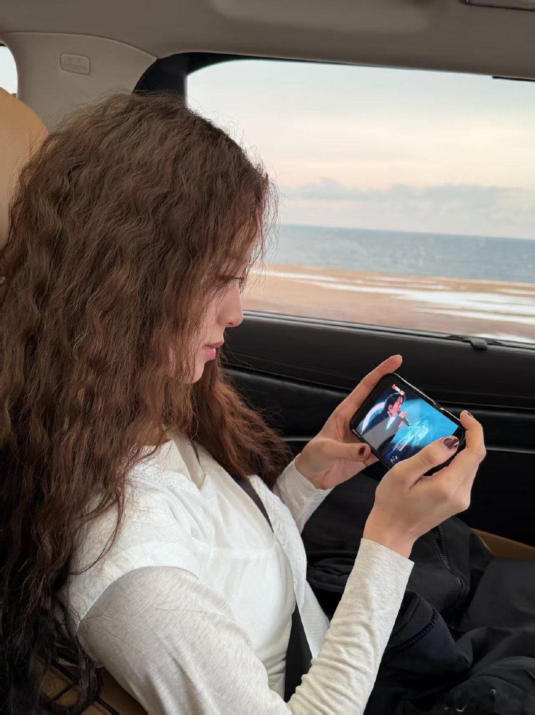 欧阳娜娜 老自看老己 声生不息 双倍可爱的欧阳娜娜！“老自看老己”的画面，让声生