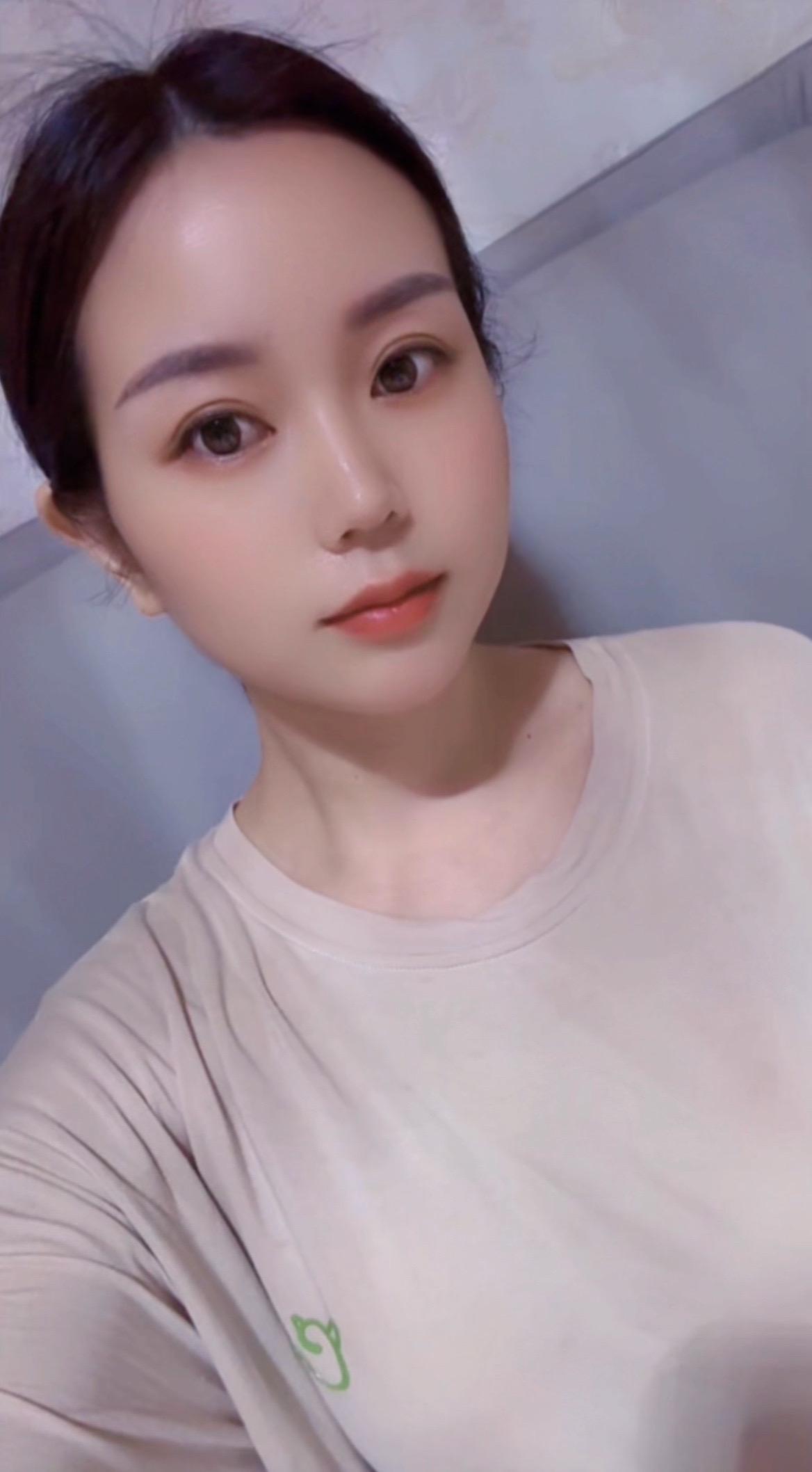 这一路走来，总是将就这个，顾及那个，唯独亏欠了自己，心里藏着疲惫和委屈...
