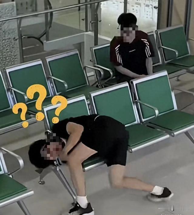 太离谱又真实！男子陪朋友看病，犯困躺候诊椅休息，醒来脖子卡椅背动弹不得，路人先拍