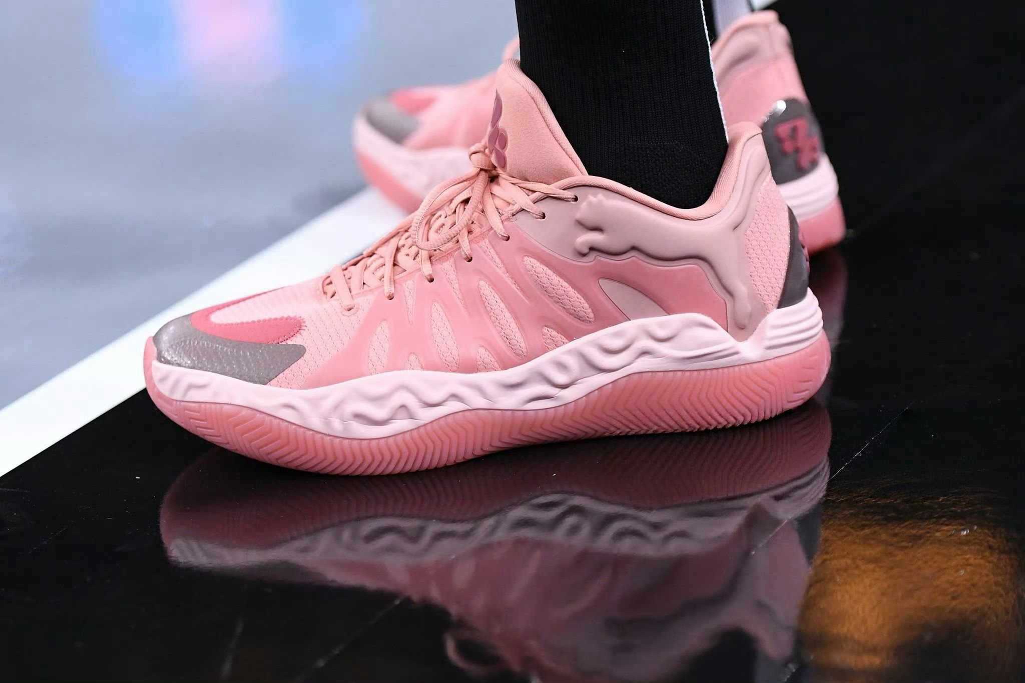 库里今天上脚哈利伯顿1代这小子现在是自由身了，真的是随心所欲，没人能猜得透库里会