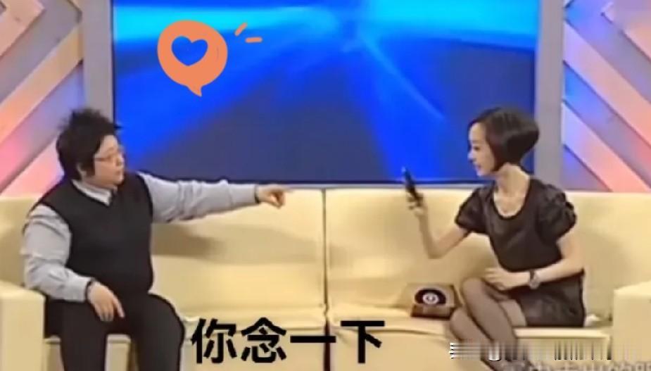 看这段视频时，我确实被那种扑面而来的“表演感”给震住了。

韩红在鲁豫面前摆弄手