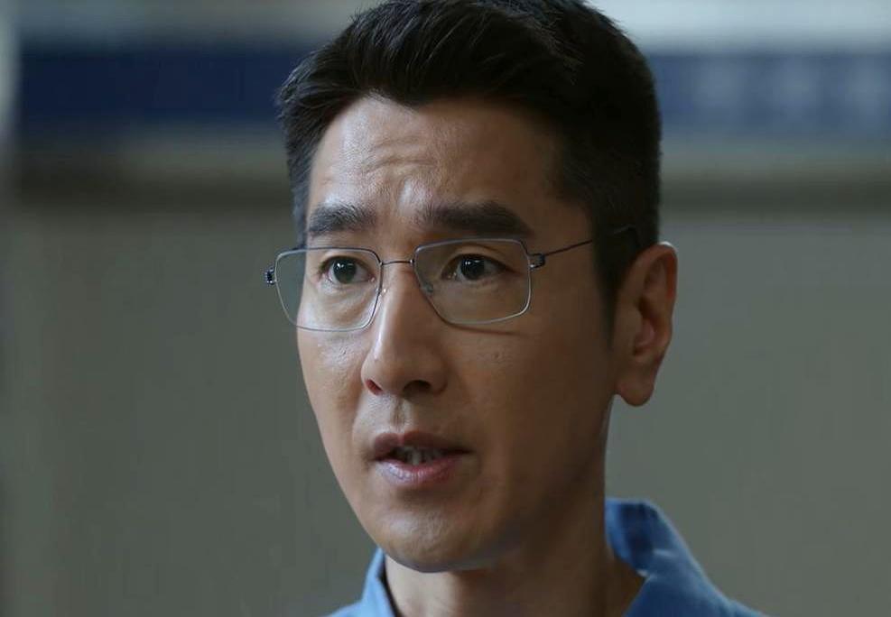 一张假脸影响整部剧？赵又廷新剧里的女配，僵硬肿胀真让人出戏，新剧上线收视火爆，却