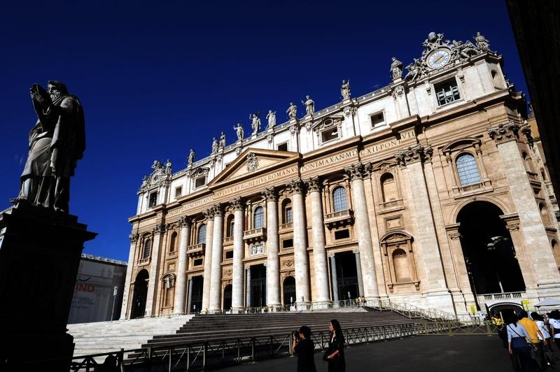 世界上最小的国家当属梵蒂冈城，面积仅0.44平方公里，截至2024年人口约496