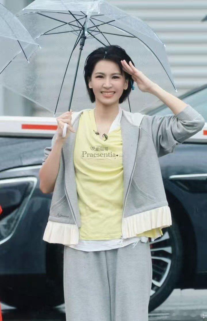 曾沛慈没有黑料只有笑料曾沛慈总以为别人看不到她的小动作，殊不知全被镜头记下，笑晕