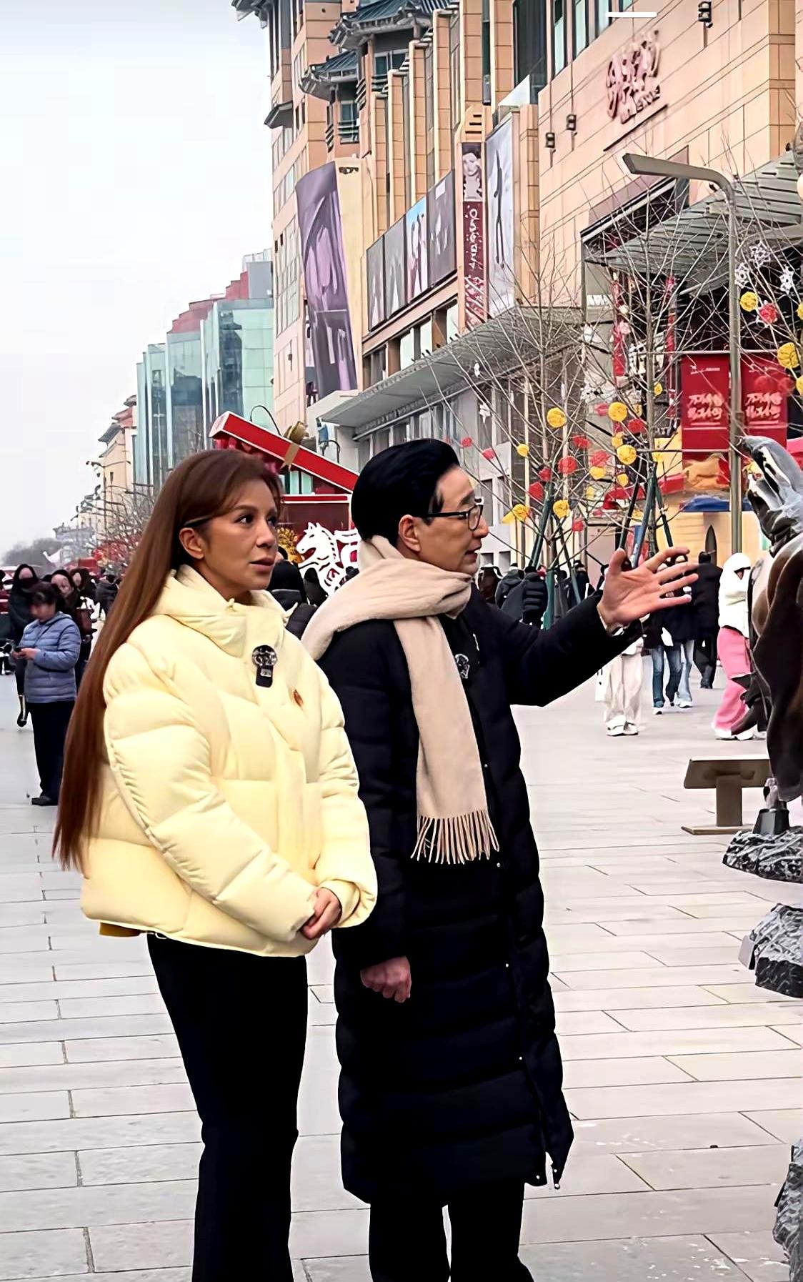 53岁，一条黑色喇叭裤，让整条王府井大街成了她的背景板。
 

网友镜头怼到脸上