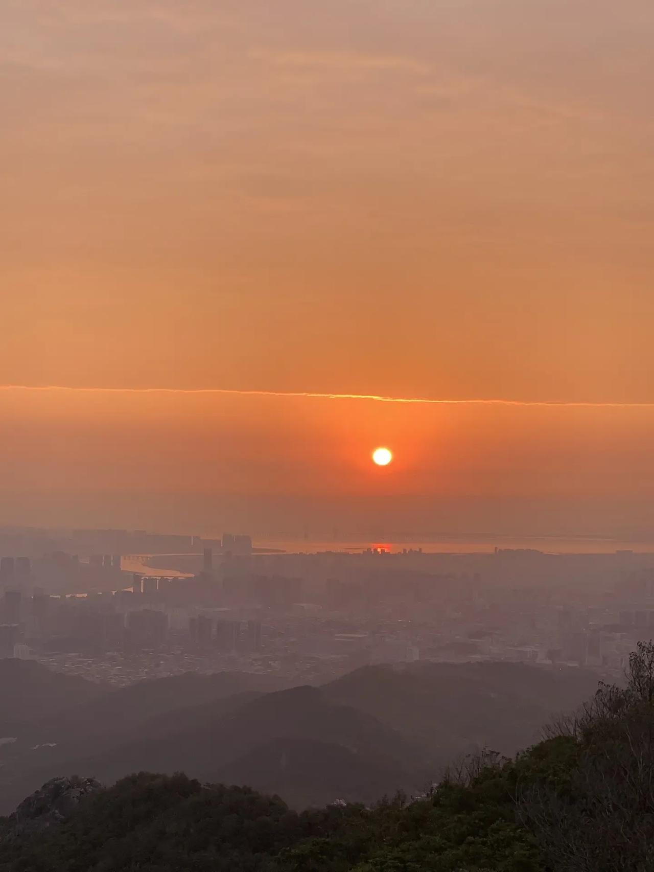 茫茫天地，浩浩乾坤。万象纷纭，吾心悟存。观夫世间诸般，彻悟至理之根。
 
思夫物