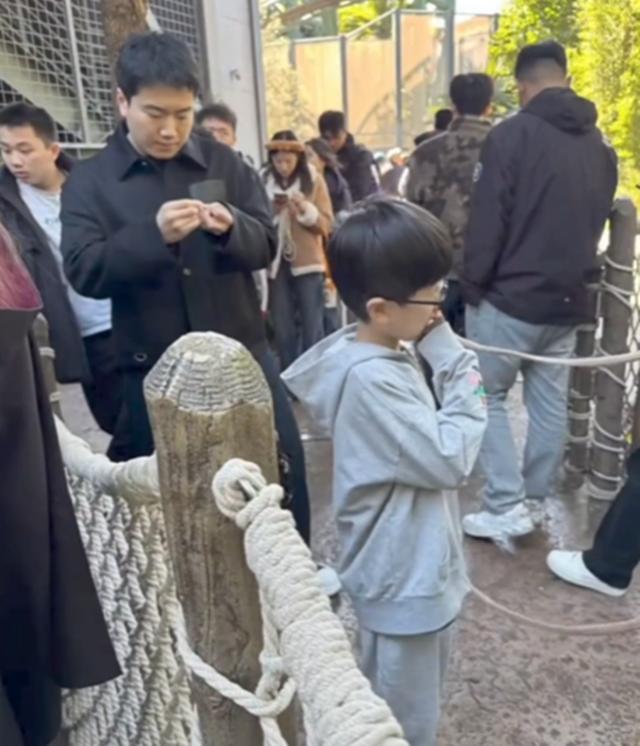 梁靖崑刚从印度回来就带娃出去玩了！

10月19日，有球迷在环球影城偶遇带娃的梁