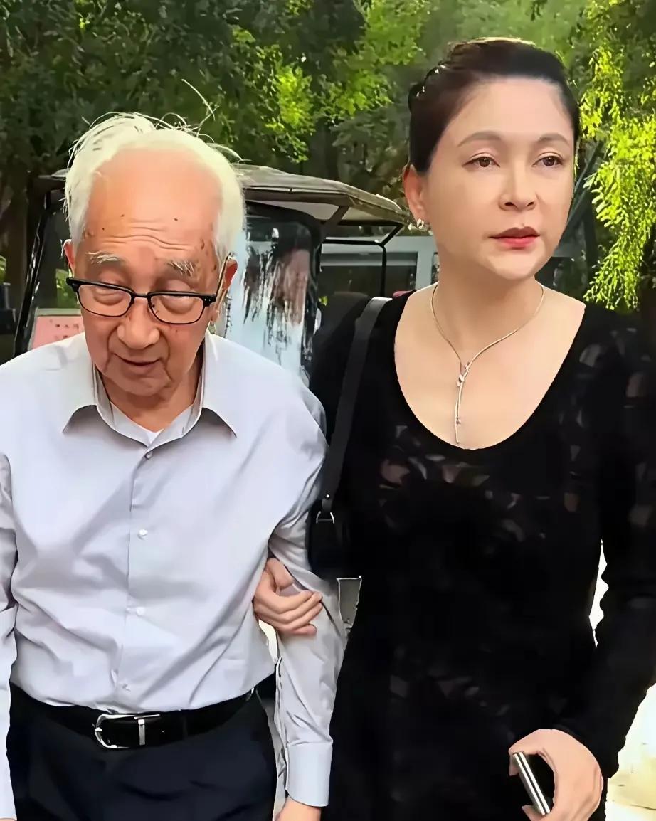 大家可能对像靳尚谊和祁艳这样的夫妻，表示好奇。
主要是年龄相差悬殊的忘年恋，现在