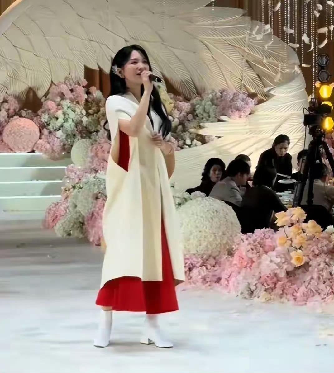 42岁金莎接婚礼商演，穿裙子冻得脸通红，唱3首歌才35万 ​