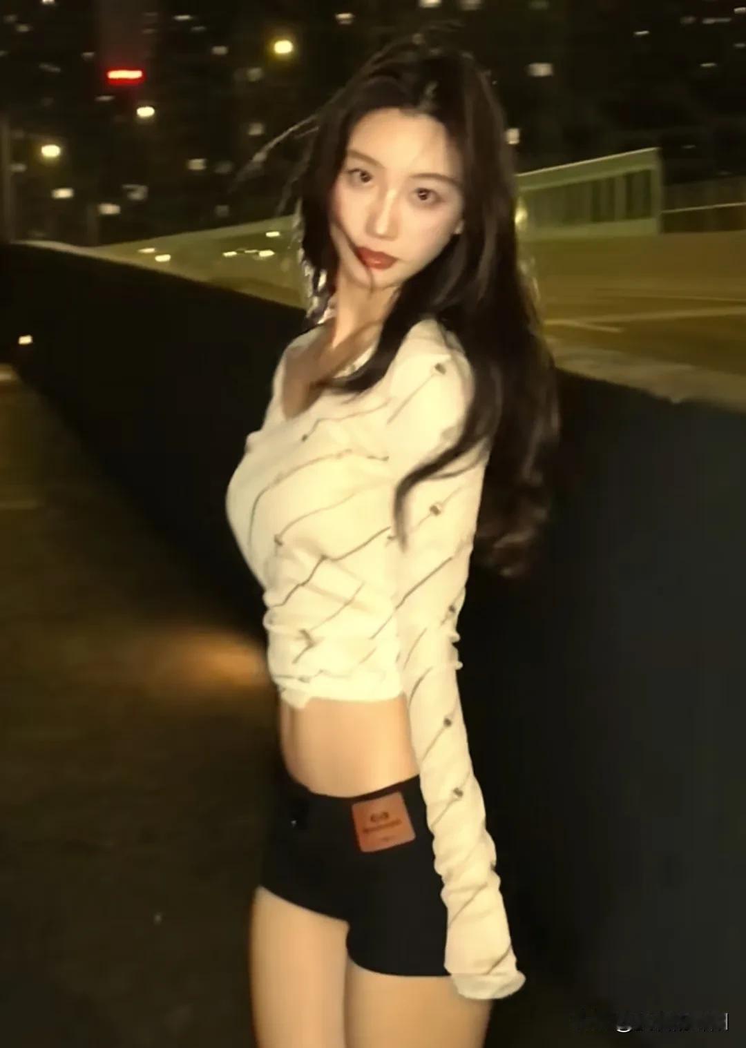 性感美女，曲线优美。