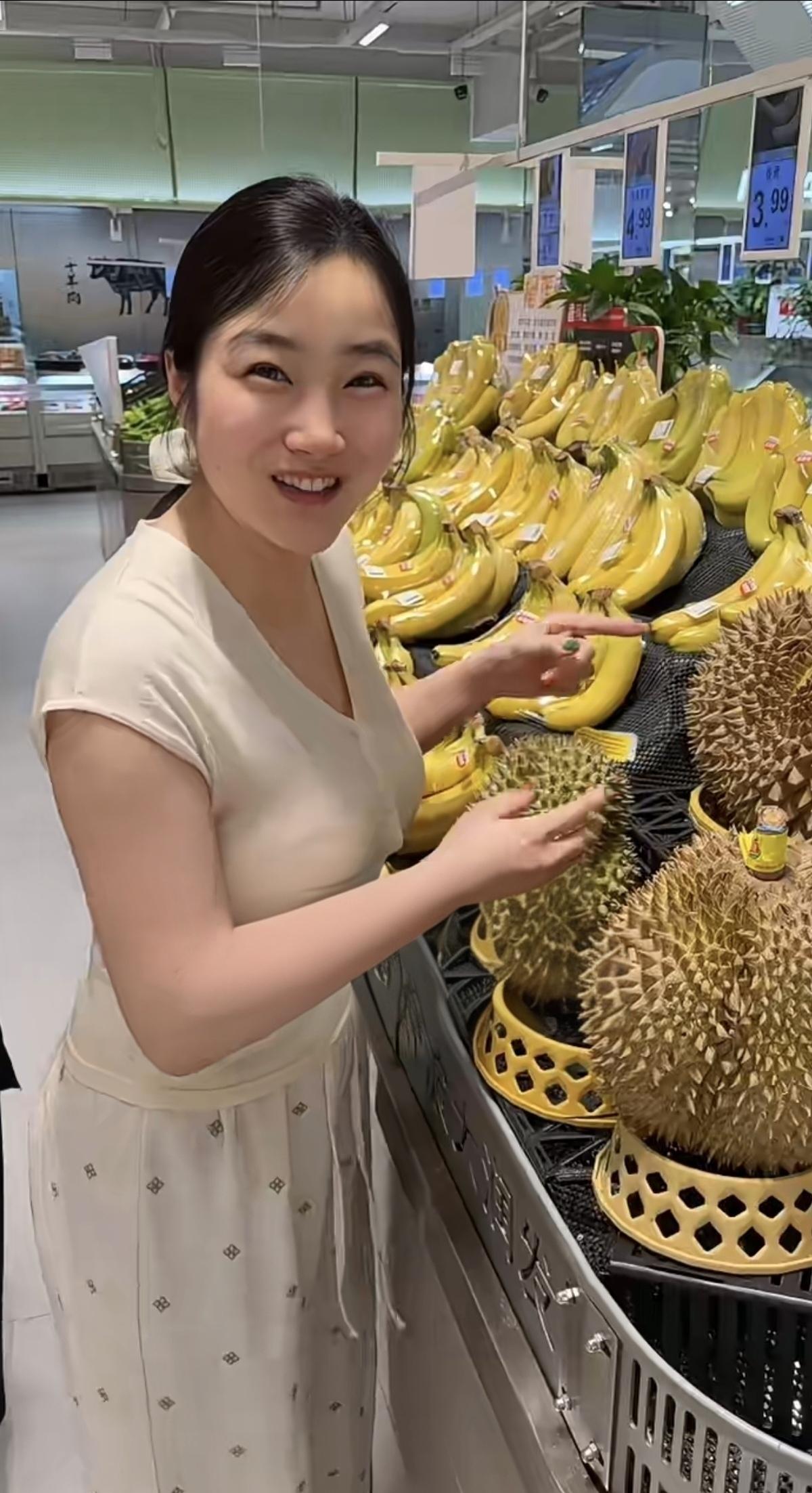 进了超市买买买，
从不问钱哪里来。
在外务工不容易，
…………………………
请你