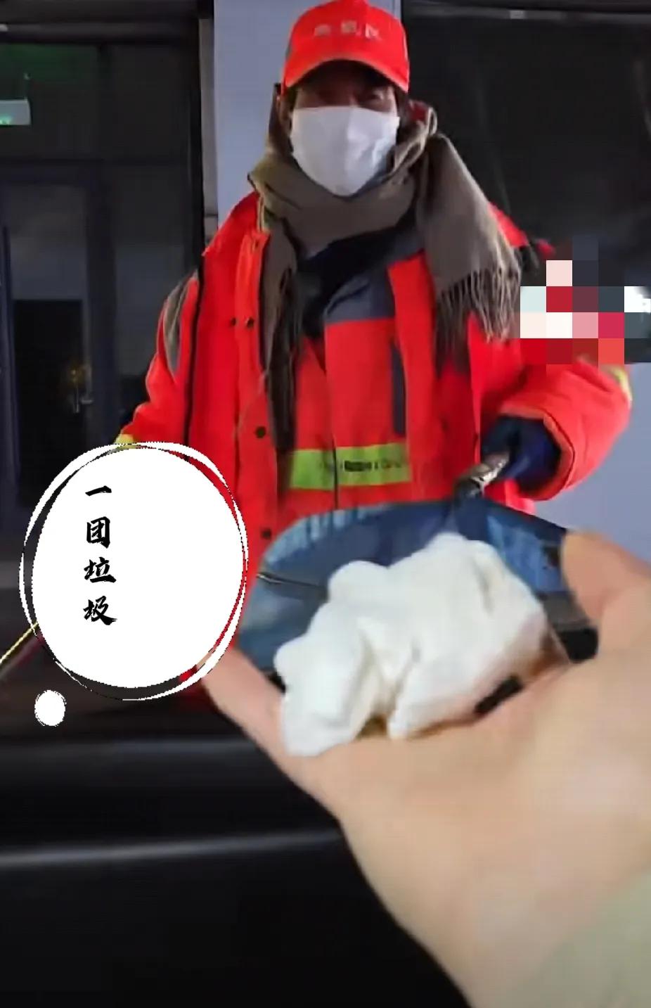 最美的“圈套”！河北一环卫工阿姨打扫卫生时偶遇一女子开车路过，女子落下车窗递给阿