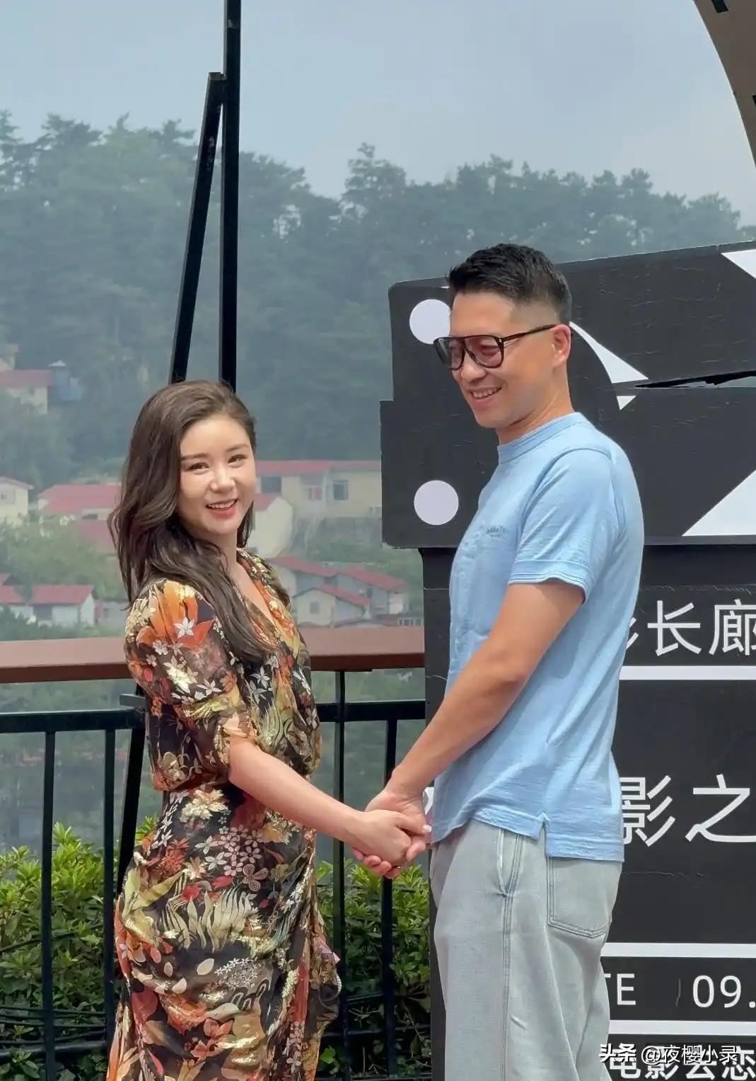 王雷夫妇现身庐山大秀恩爱，李小萌身材丰腴个子不高，抱老公撒娇超有爱！[给力][玫