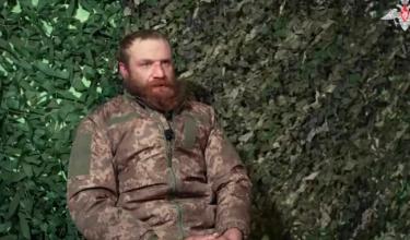 乌军士兵在红军城抵抗一个半月后绝望投降了！这两名乌军投降士兵称，他们挨家挨户到处