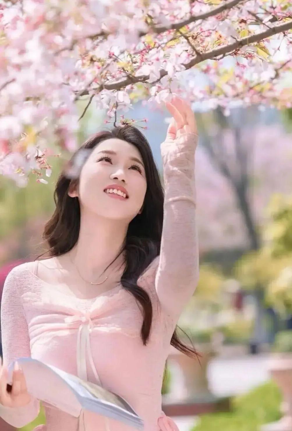 这组照片以春日樱花林为背景，呈现出唯美清新、元气少女的日系风格，少女宛如春日里的
