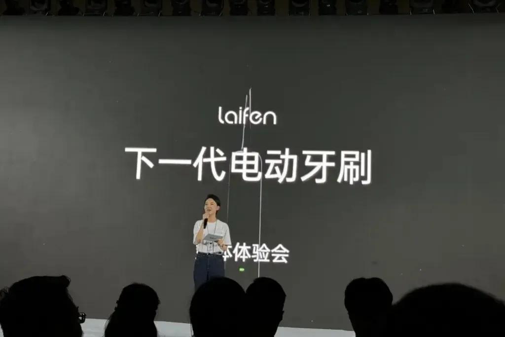 泥马，一把299起的牙刷打的友商满地找牙
论颜值，随便卖个两千块也不过分
偏偏人
