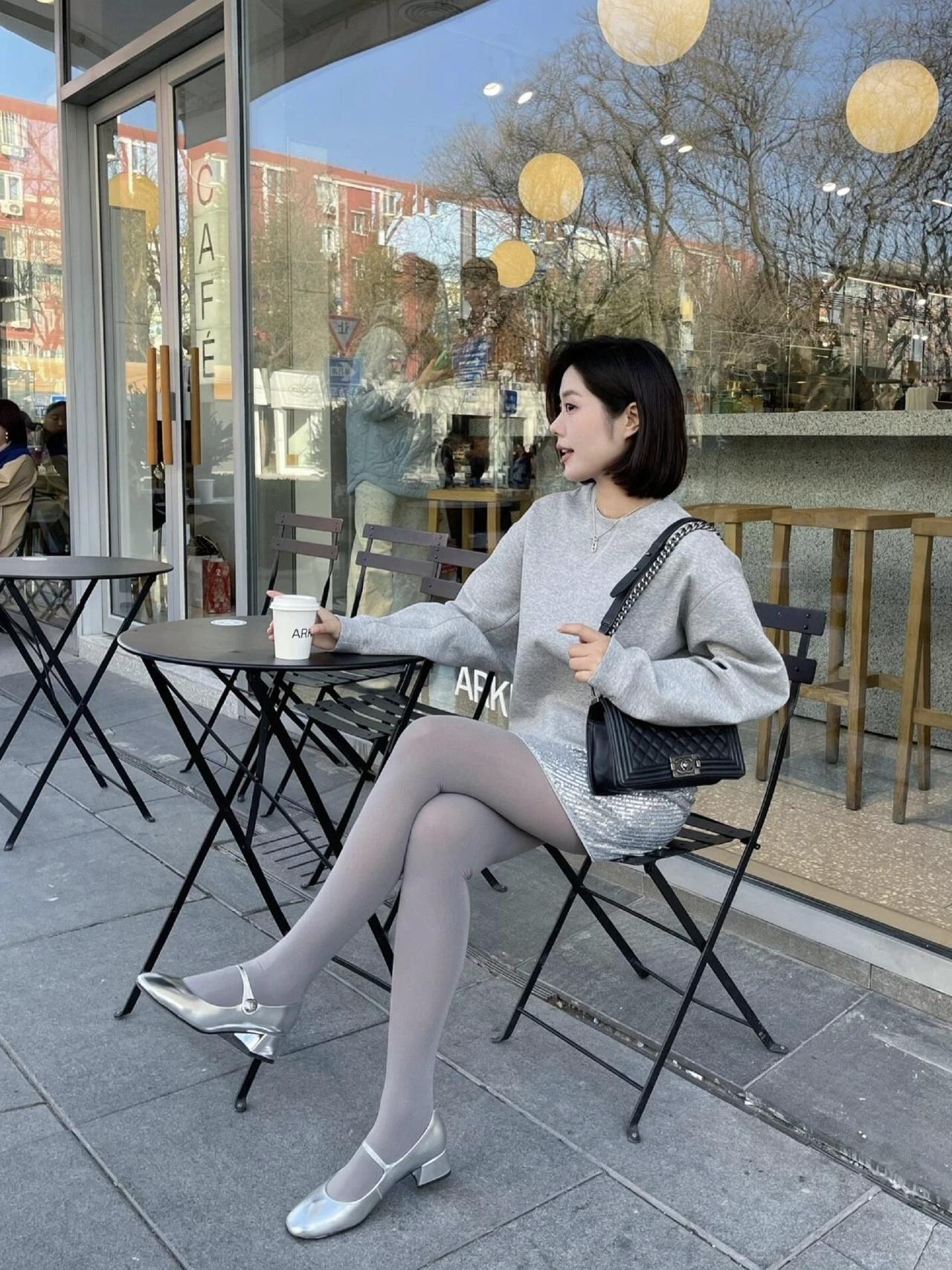 秋日咖啡时光，温暖穿搭与咖啡相伴。时髦时尚