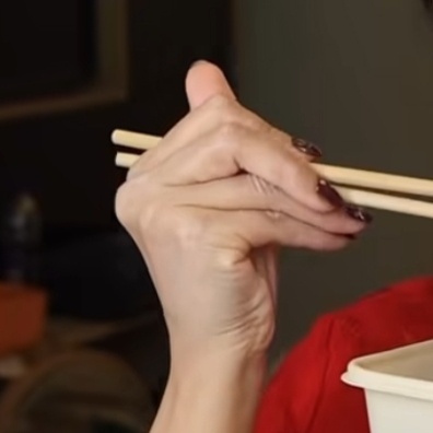 我跟刘涛一样都不怎么会拿筷子能夹起菜纯靠力气大