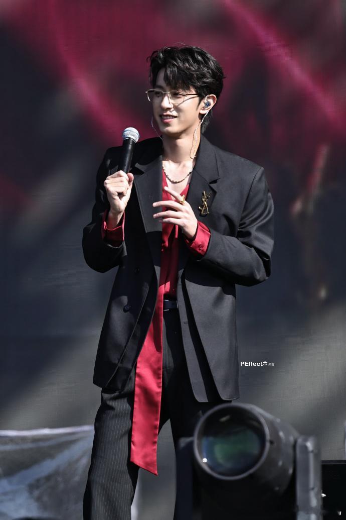 江衡与李沛恩在音乐节舞台携手，共同演绎《恋人未满》传递深层情绪。两人默契十足，克