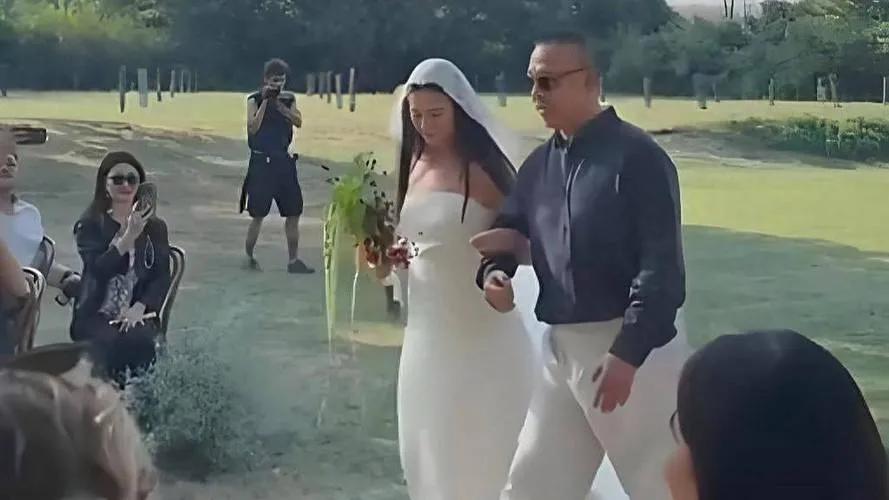 当地时间8月8日，姜文女儿姜一郎在法国举办婚礼。婚礼现场位于一座庄园，布置简约低