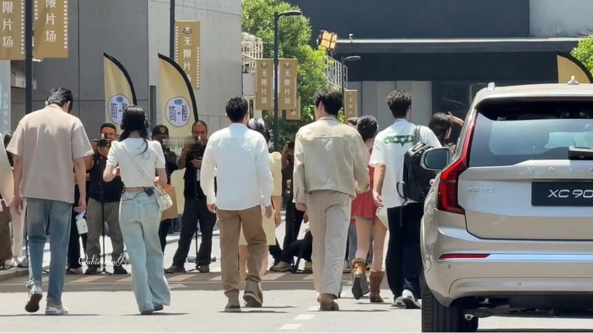 无限超越班群像感溢出镜头了哇，《无限超越班》的群像太有感觉。哈尼克孜笑容似暖阳般