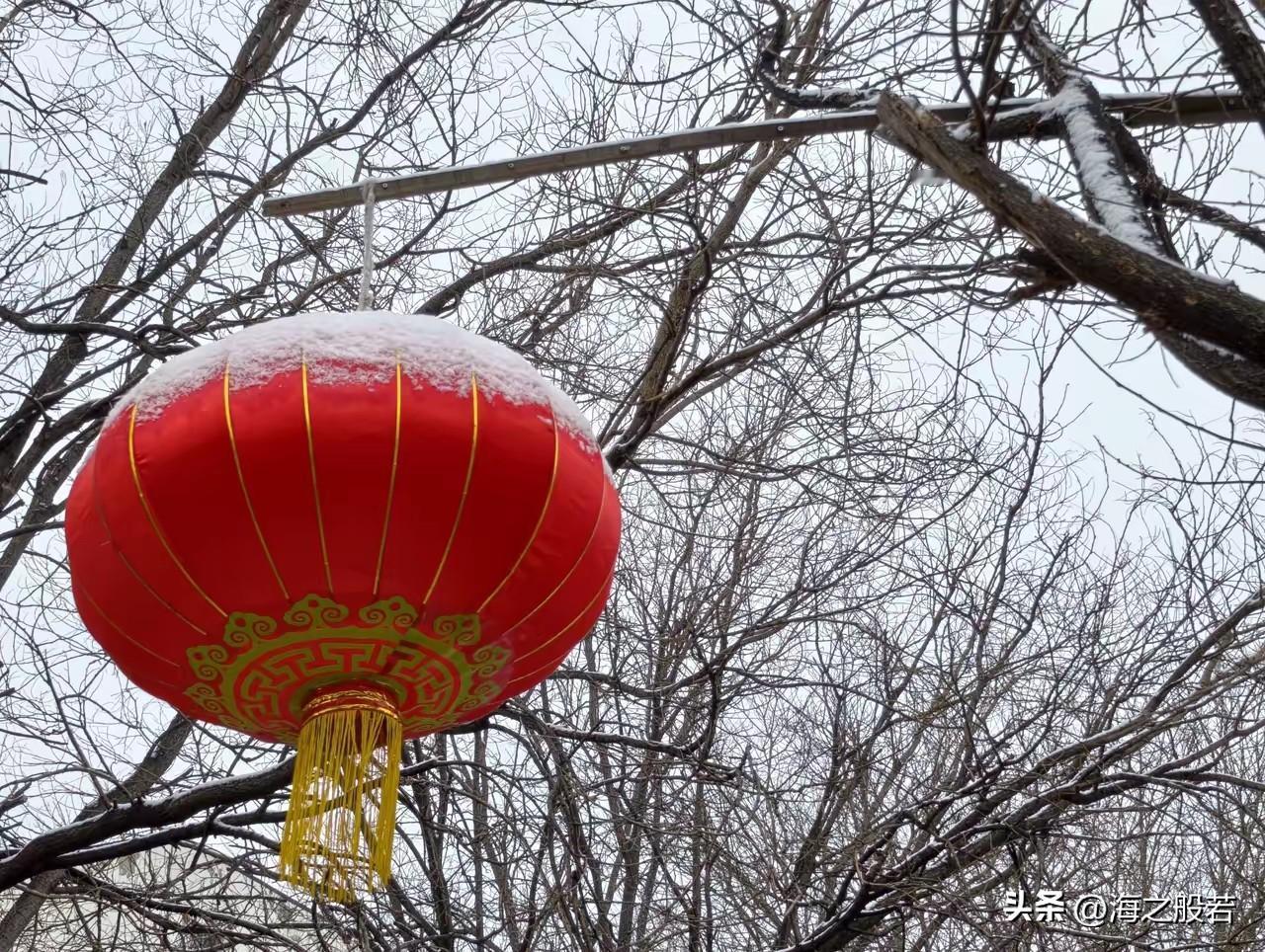 北京下雪了！

市气象台发布，今天早晨山区有零星小雪，白天阴转多云，偏南风二三级