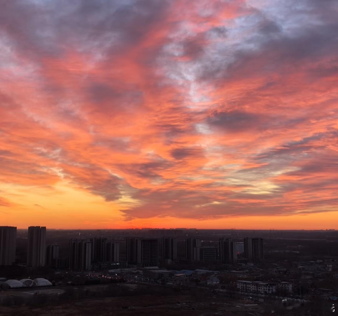 北京朝霞这一刻的北京太美了天际被晕染成温柔的橘粉漫天的朝霞，美不胜收