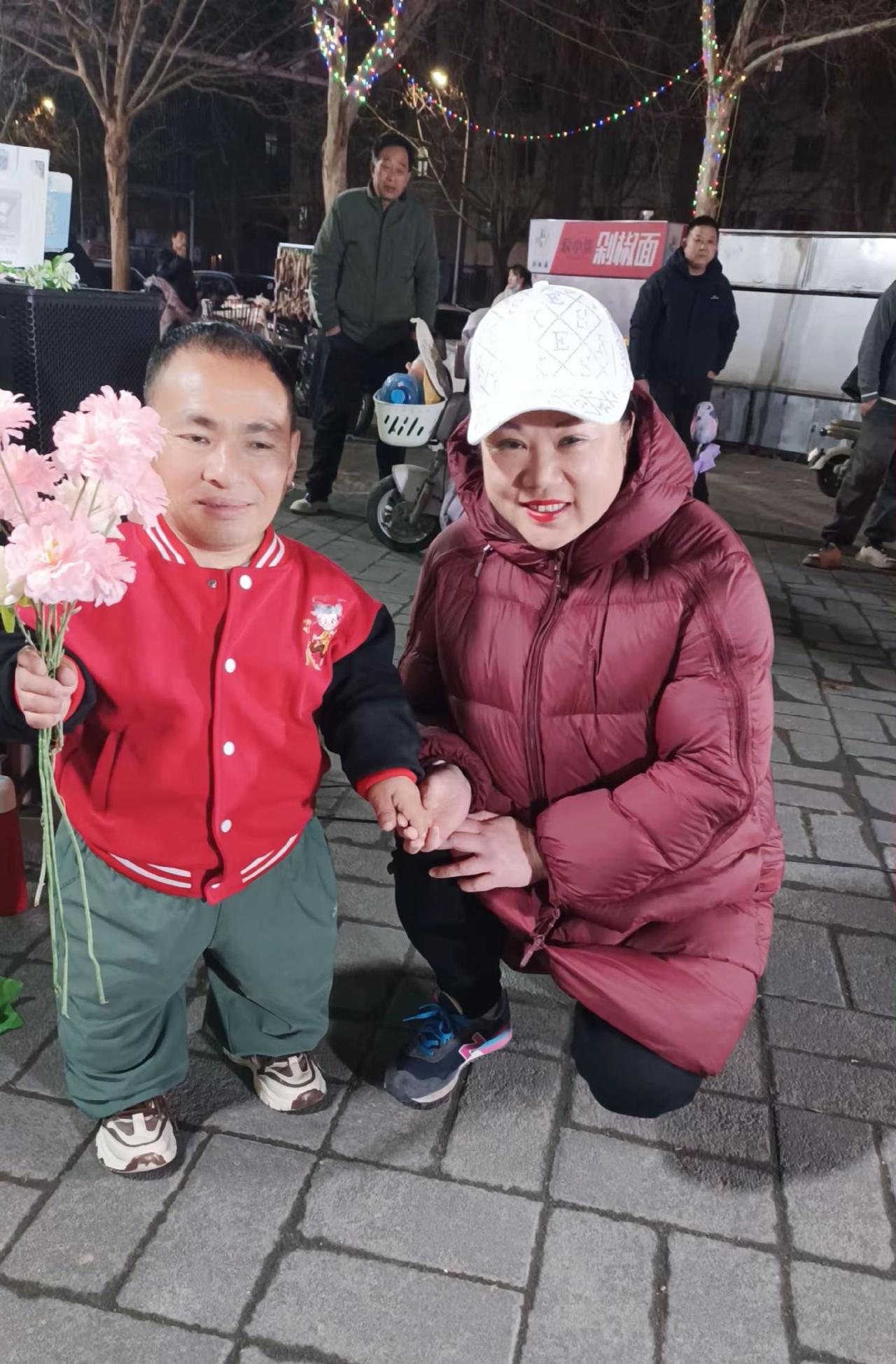 在夜市，我蹲下来和这群个子小小的朋友一样高，看着他们努力又坚强的样子，忽然觉得退