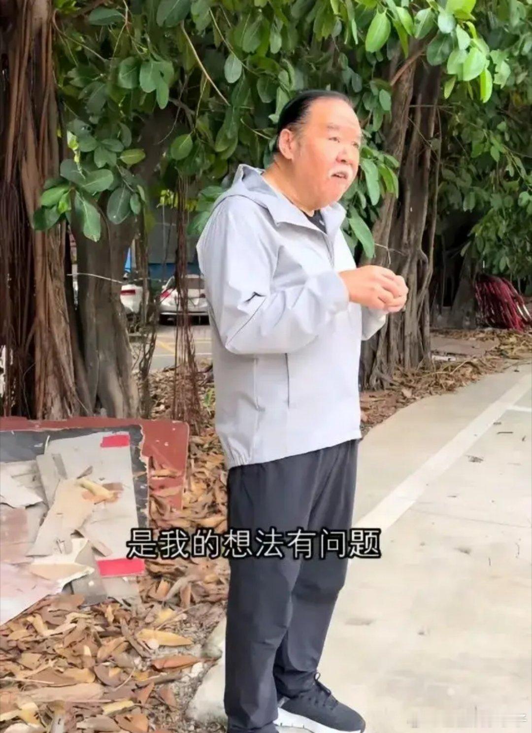 74岁郑则仕近照曝光，满头白发连眉毛都白了，看着让人好心疼 