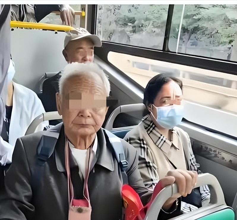 "不是谁死谁有理！"上海，一70多岁大爷刷老年卡上车，找了个座儿。谁成想，屁股刚