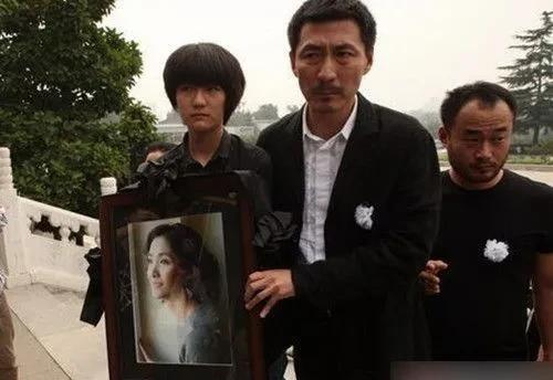 2005年，张子健推开家门，本以为迎接他的是一如既往的家庭温暖，谁知妻子李婷突然