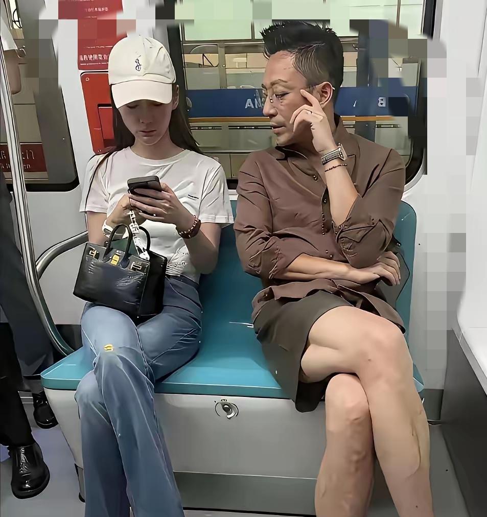 一张地铁随手抓拍的照片，撕开滤镜之下最真实的汪小菲，迅速引发全网热议。没有美颜加