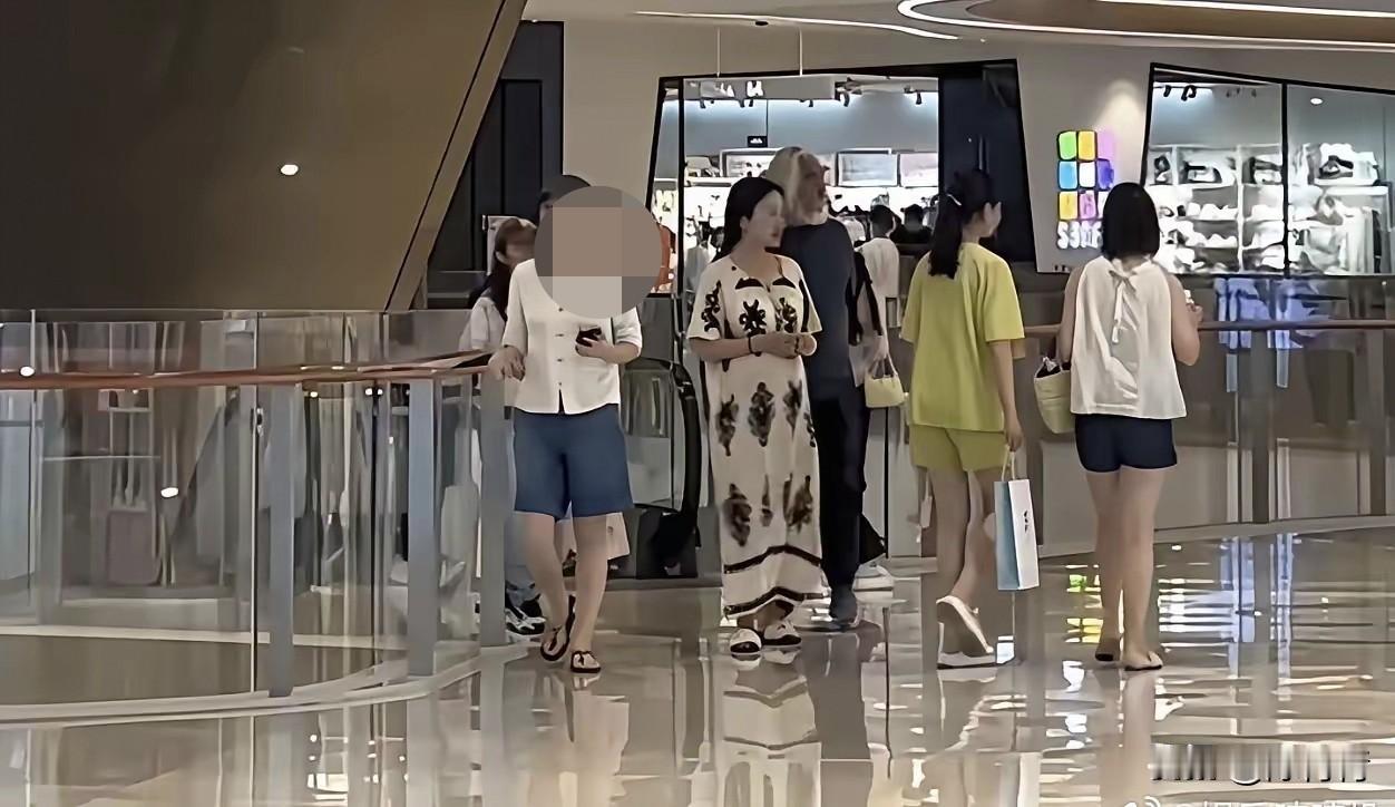 张纪中两口子坐飞机，一路上没有粉丝围观，也没有粉丝和他们一起照相的，你说奇怪吗？