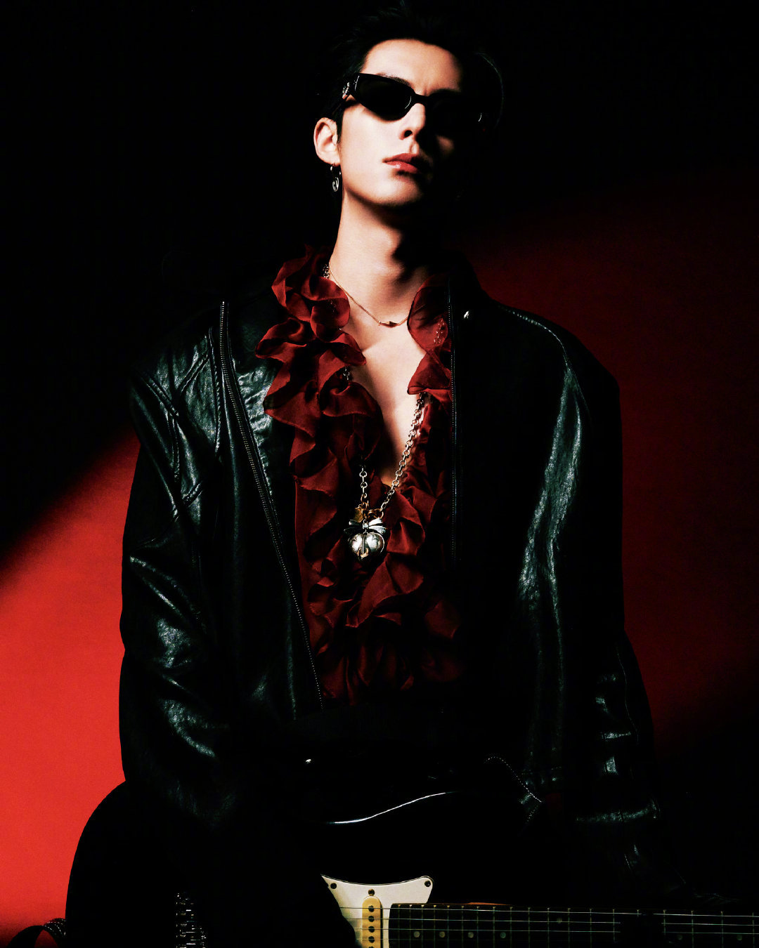 王鹤棣｜疯狂好六夜造型出图，深红色V领衬衫搭配挺阔皮衣夹克，摩登酷帅的舞台王子