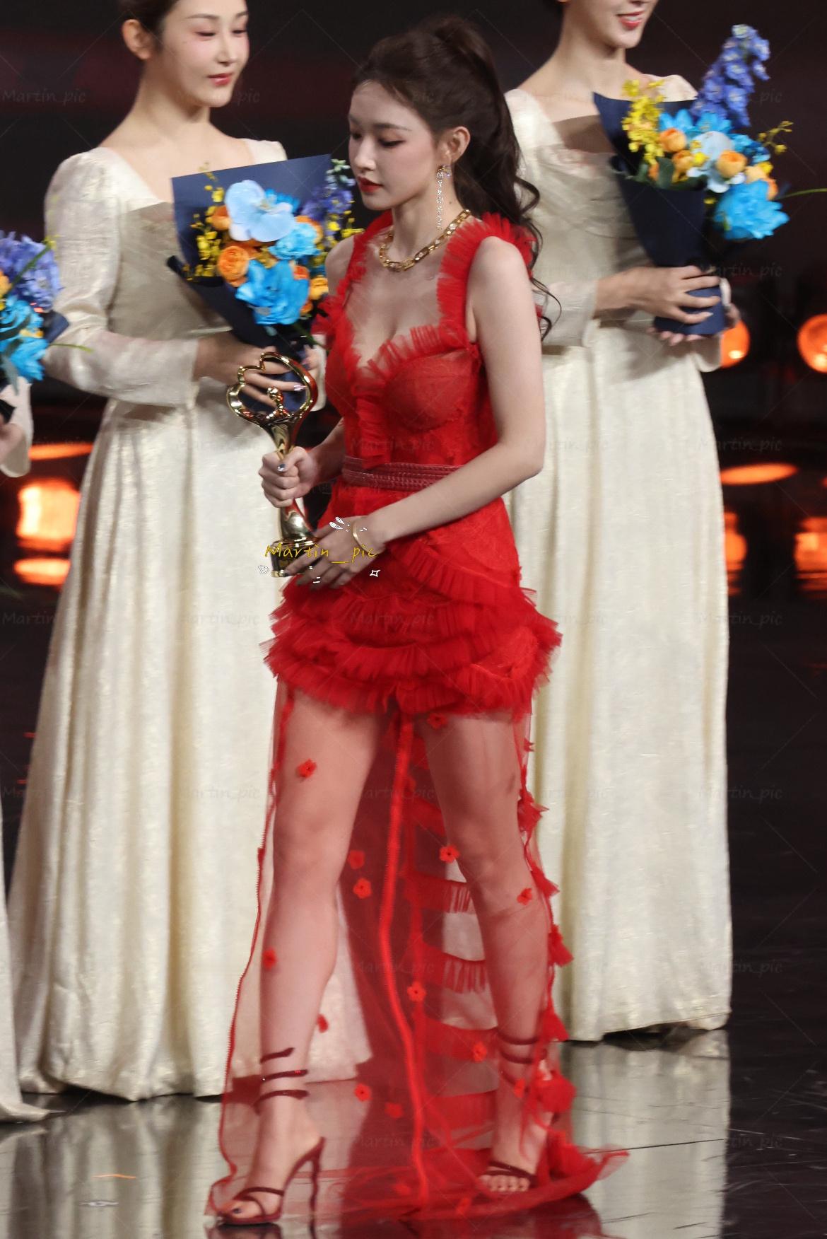 红色系潇潇真的太打眼了 真的在闪闪发光～ 