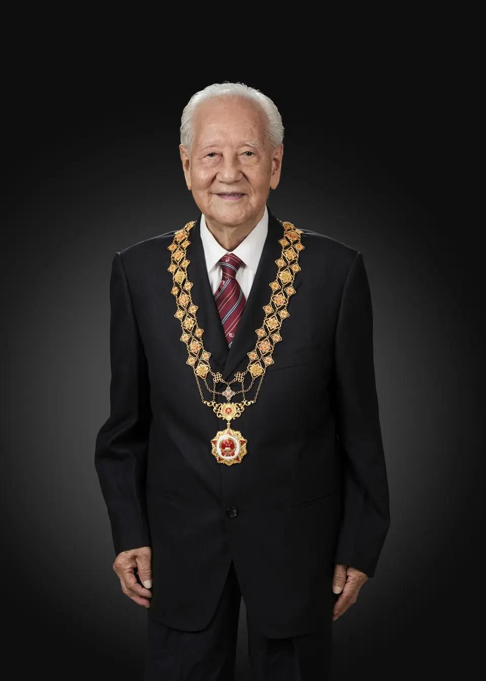 1988年，黄旭华在南海做深潜试验时，顺道回了趟家看望母亲，谁知95岁高龄的老母