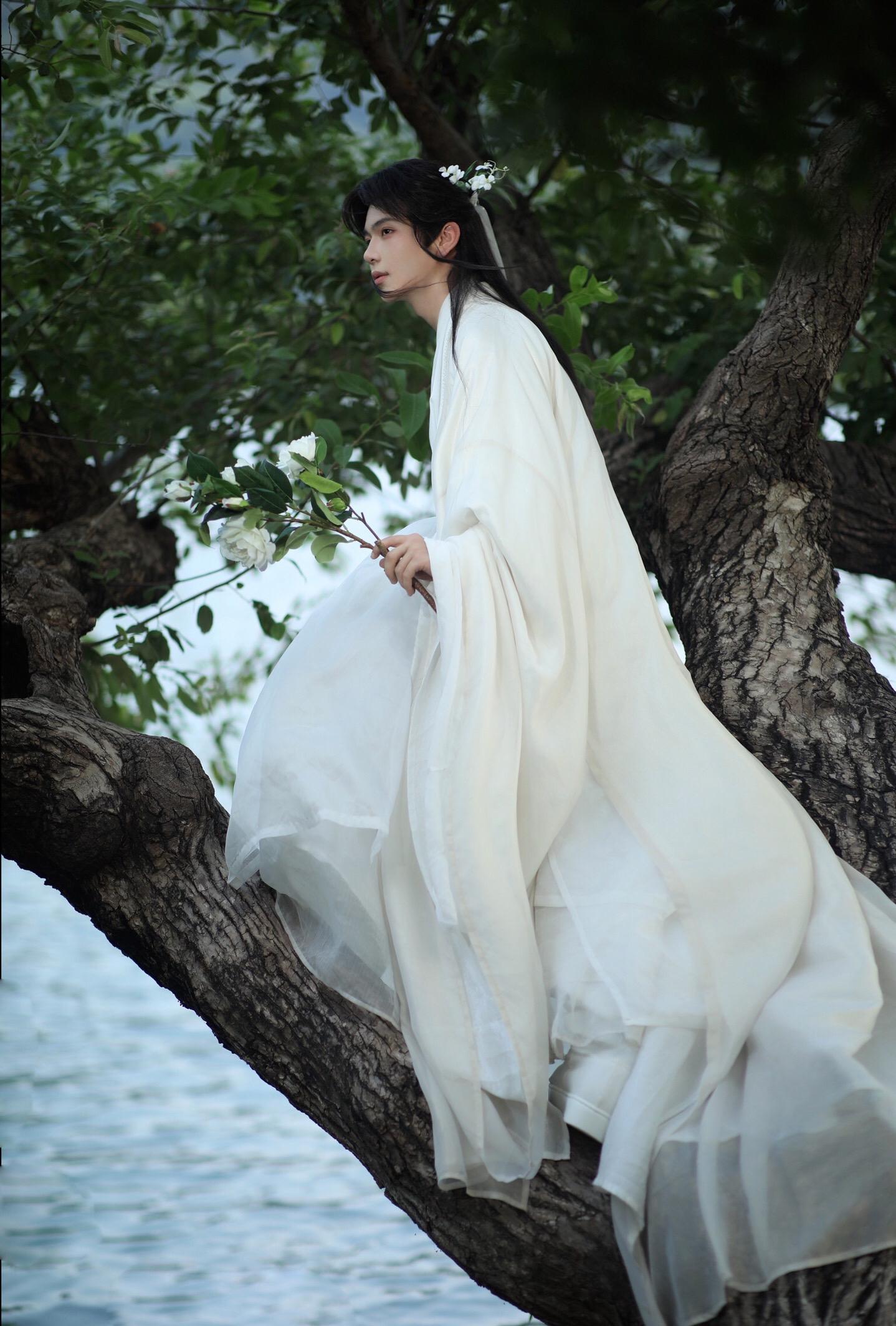 春风沉醉 吹不展愁眉。