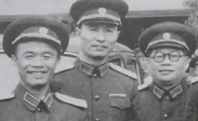 1980年，钟伟少将被平反后，找黄克诚要他的老房子，黄克诚大骂：我看你是越老越糊